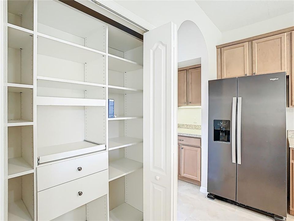 Activo con contrato: $575,000 (5 camas, 4 baños, 3207 Pies cuadrados)