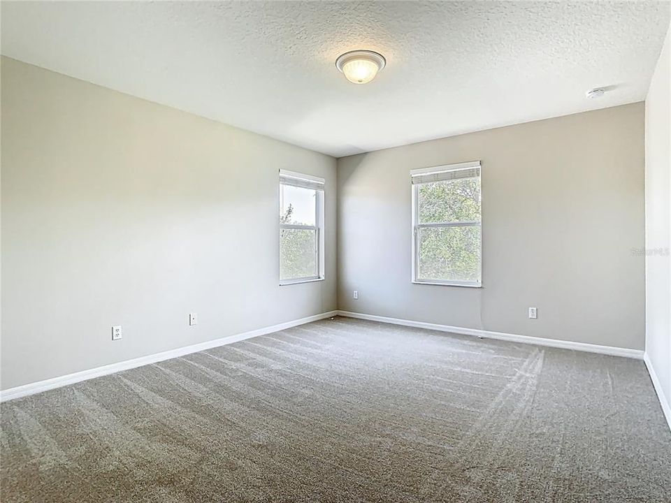 Activo con contrato: $575,000 (5 camas, 4 baños, 3207 Pies cuadrados)