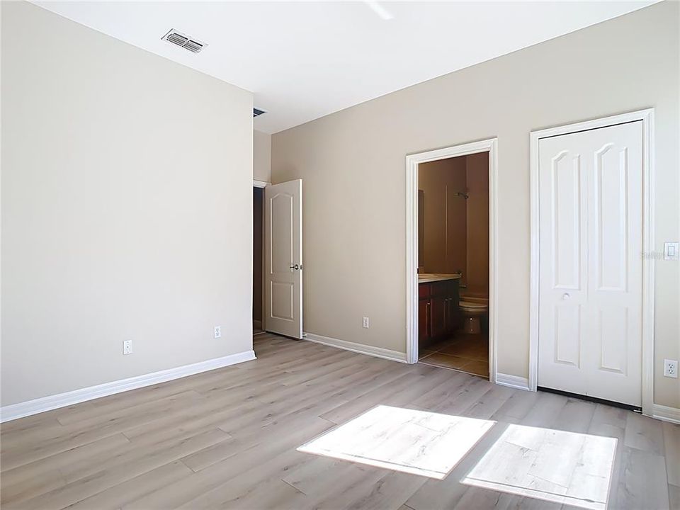 Activo con contrato: $575,000 (5 camas, 4 baños, 3207 Pies cuadrados)