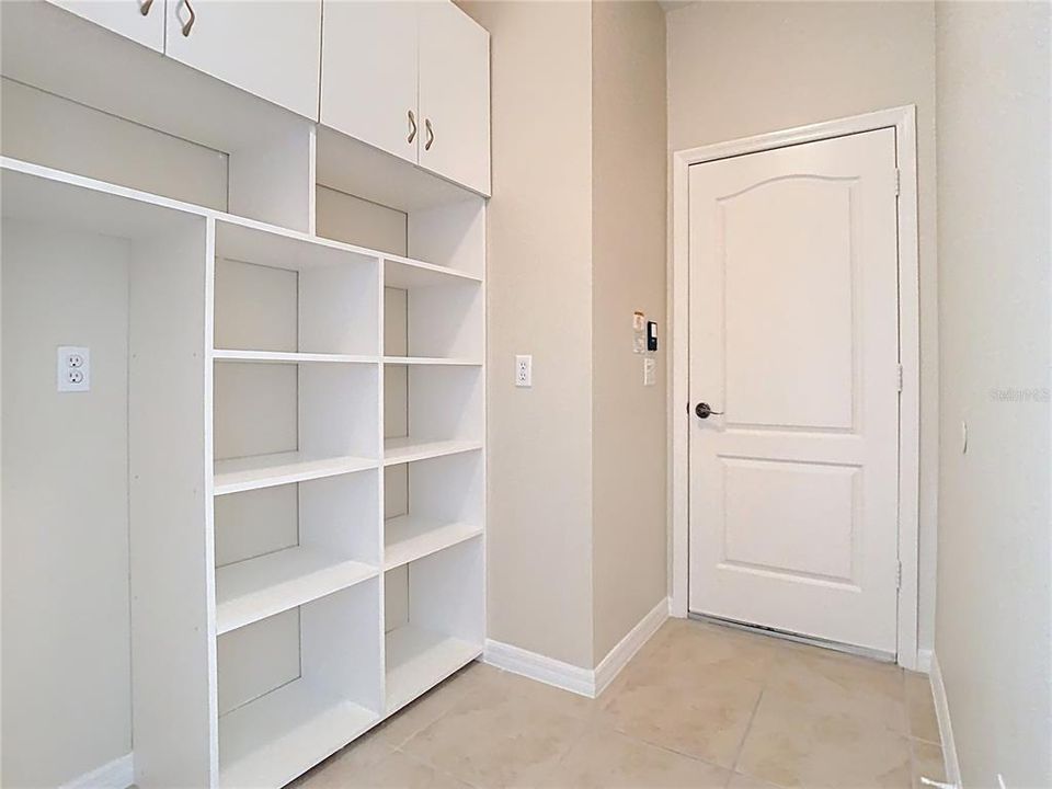 Activo con contrato: $575,000 (5 camas, 4 baños, 3207 Pies cuadrados)