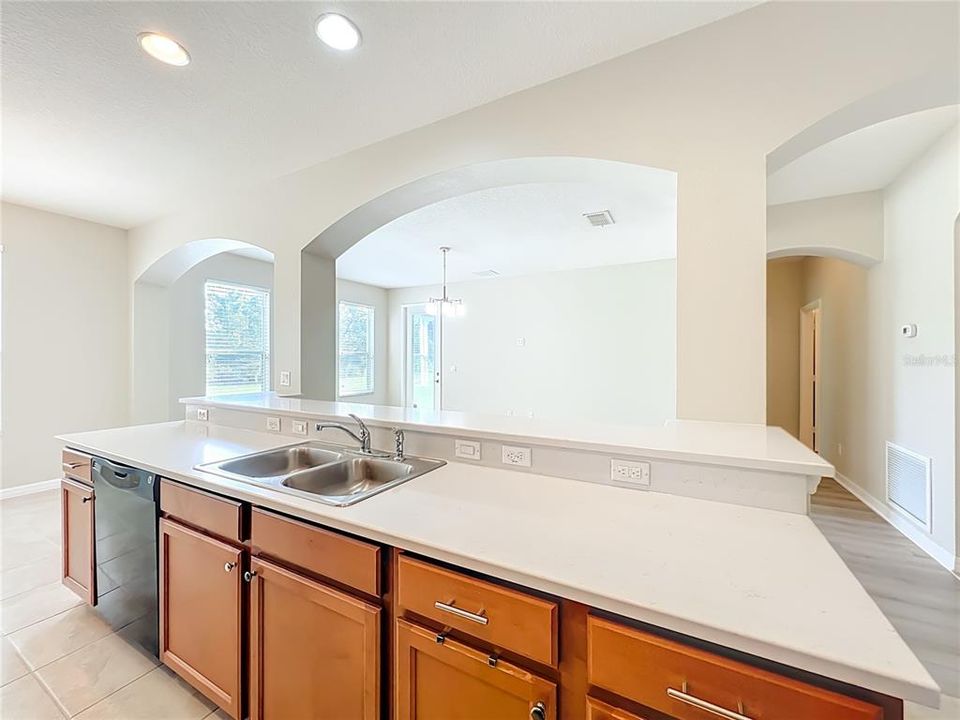 Activo con contrato: $575,000 (5 camas, 4 baños, 3207 Pies cuadrados)