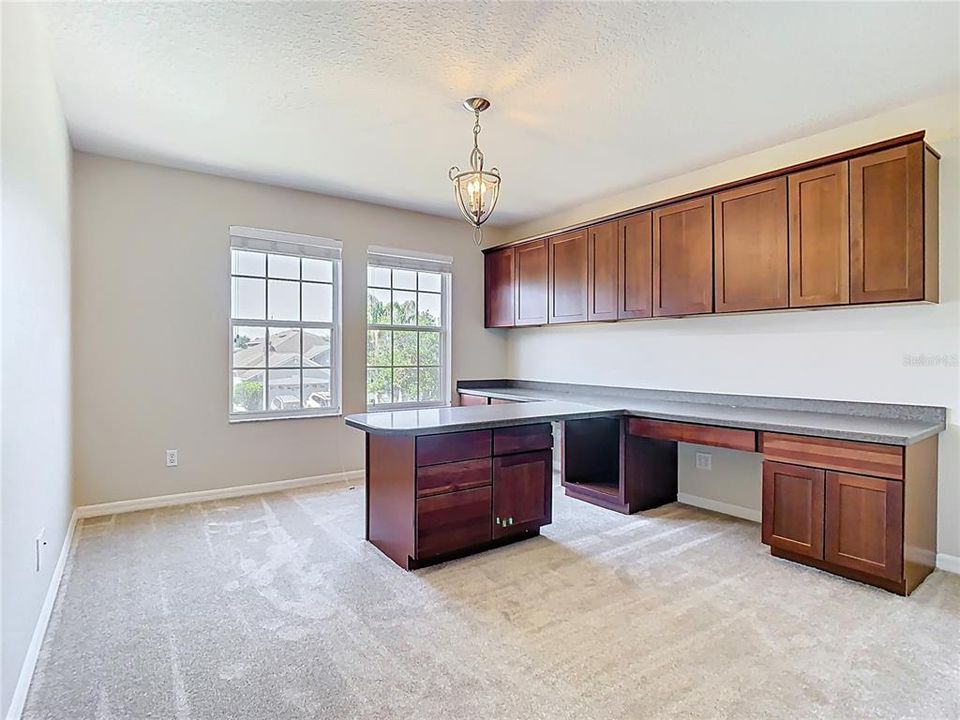 Activo con contrato: $575,000 (5 camas, 4 baños, 3207 Pies cuadrados)