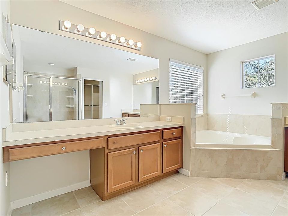 Activo con contrato: $575,000 (5 camas, 4 baños, 3207 Pies cuadrados)