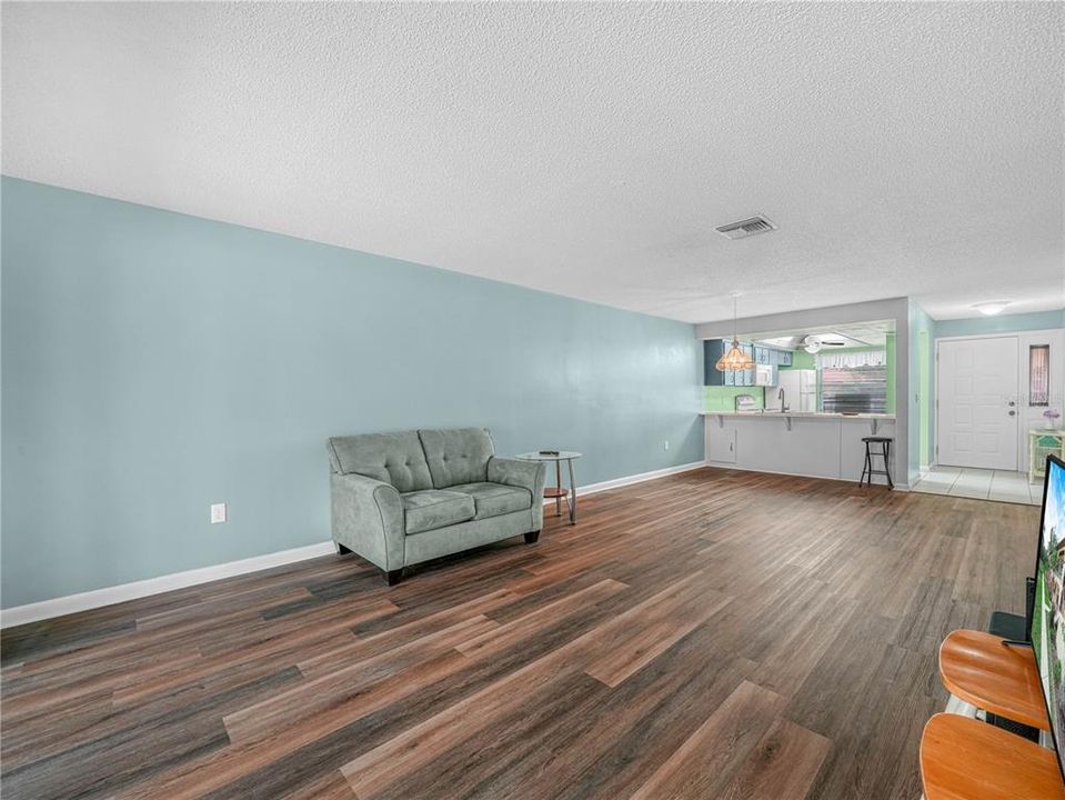 For Sale: $139,900 (2 beds, 2 baths, 1185 Square Feet)