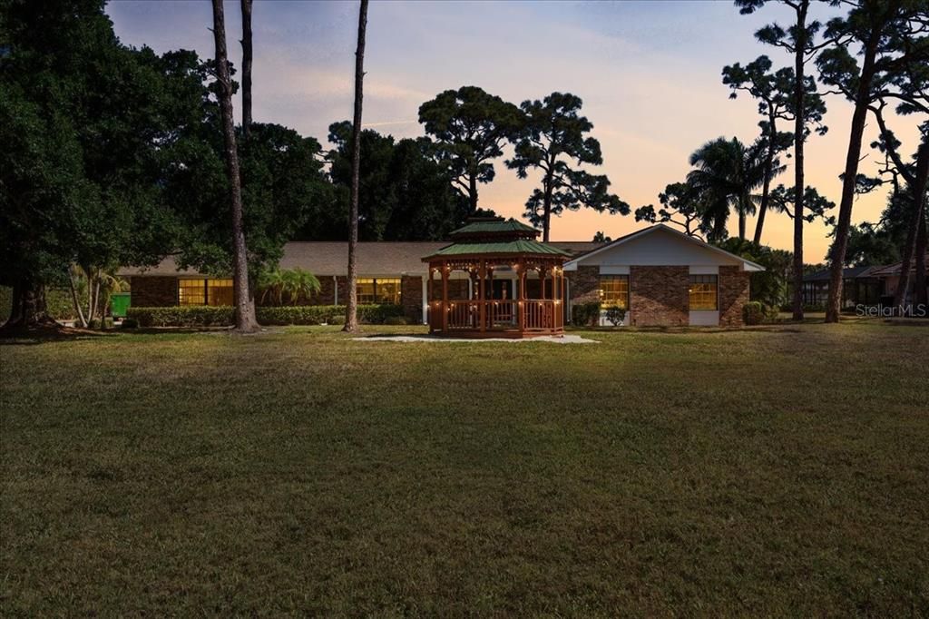 Recently Sold: $569,900 (4 beds, 2 baths, 3006 Square Feet)