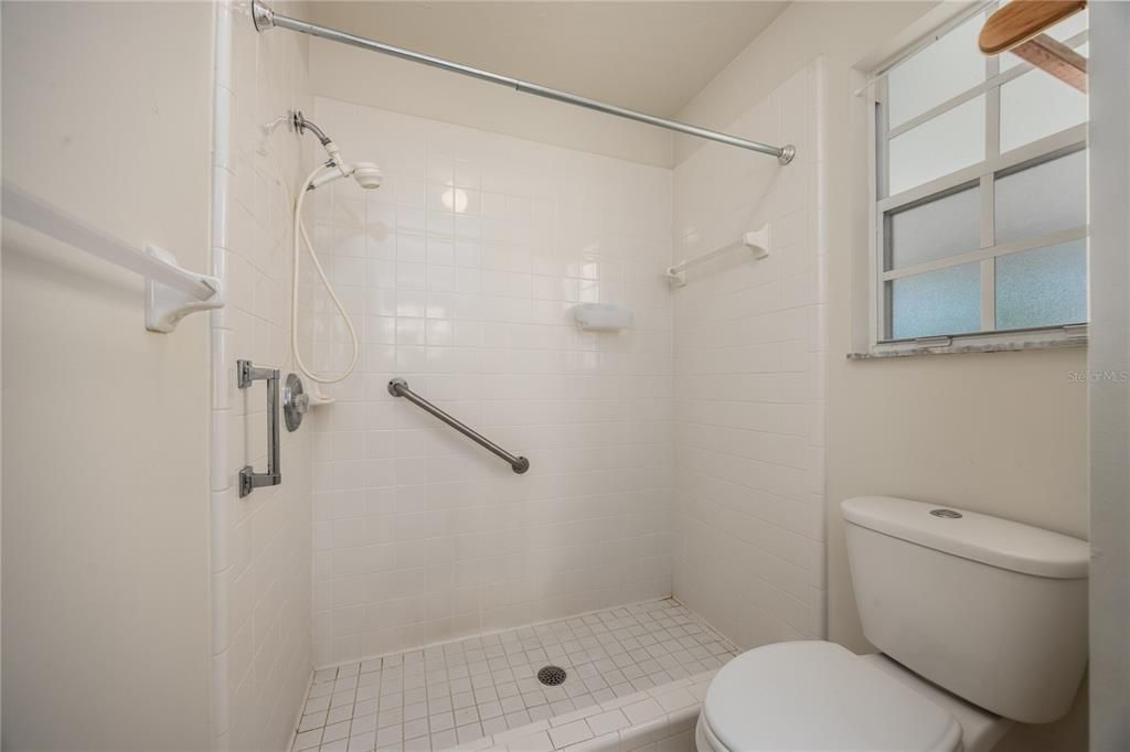 Active With Contract: $199,900 (2 beds, 2 baths, 1312 Square Feet)