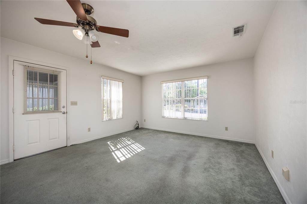 Active With Contract: $199,900 (2 beds, 2 baths, 1312 Square Feet)