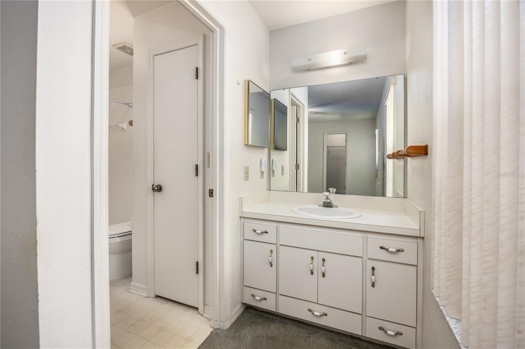 Active With Contract: $199,900 (2 beds, 2 baths, 1312 Square Feet)