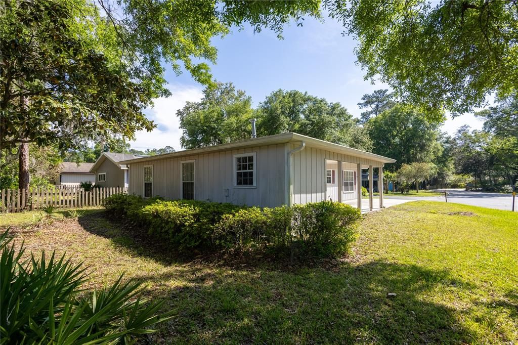 Active With Contract: $199,900 (2 beds, 2 baths, 1312 Square Feet)