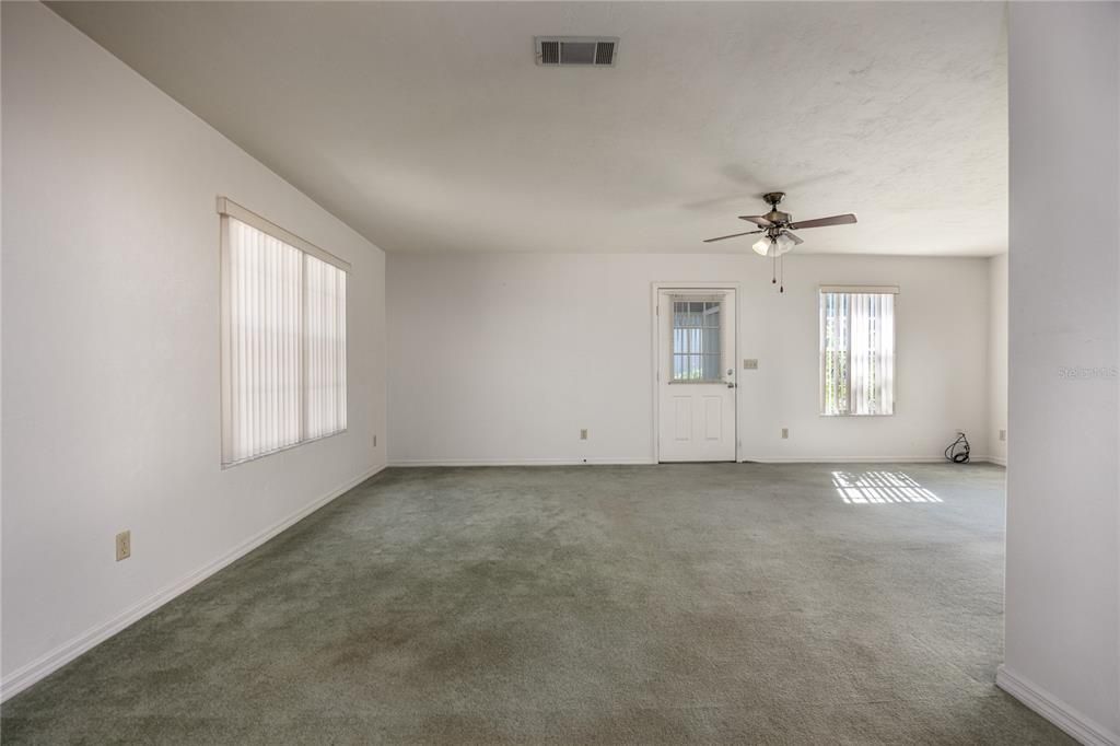 Active With Contract: $199,900 (2 beds, 2 baths, 1312 Square Feet)