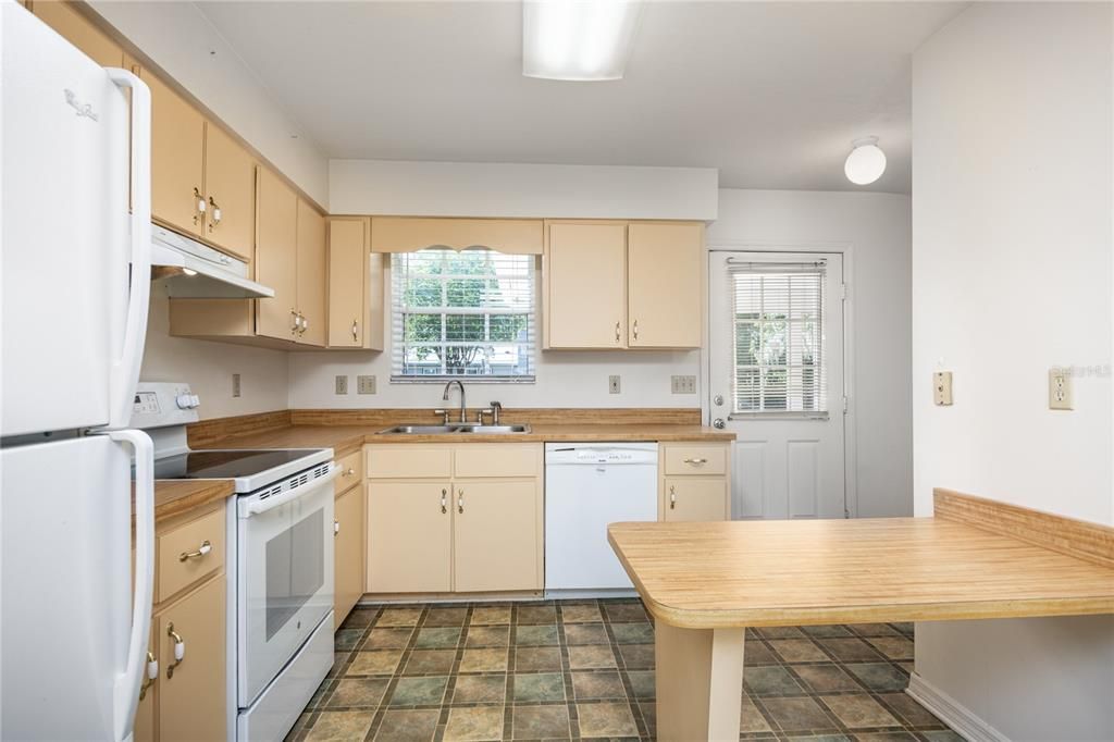 Active With Contract: $199,900 (2 beds, 2 baths, 1312 Square Feet)