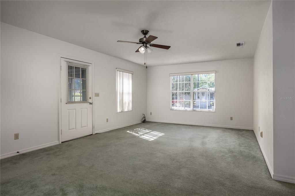 Active With Contract: $199,900 (2 beds, 2 baths, 1312 Square Feet)