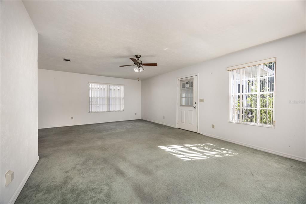 Active With Contract: $199,900 (2 beds, 2 baths, 1312 Square Feet)