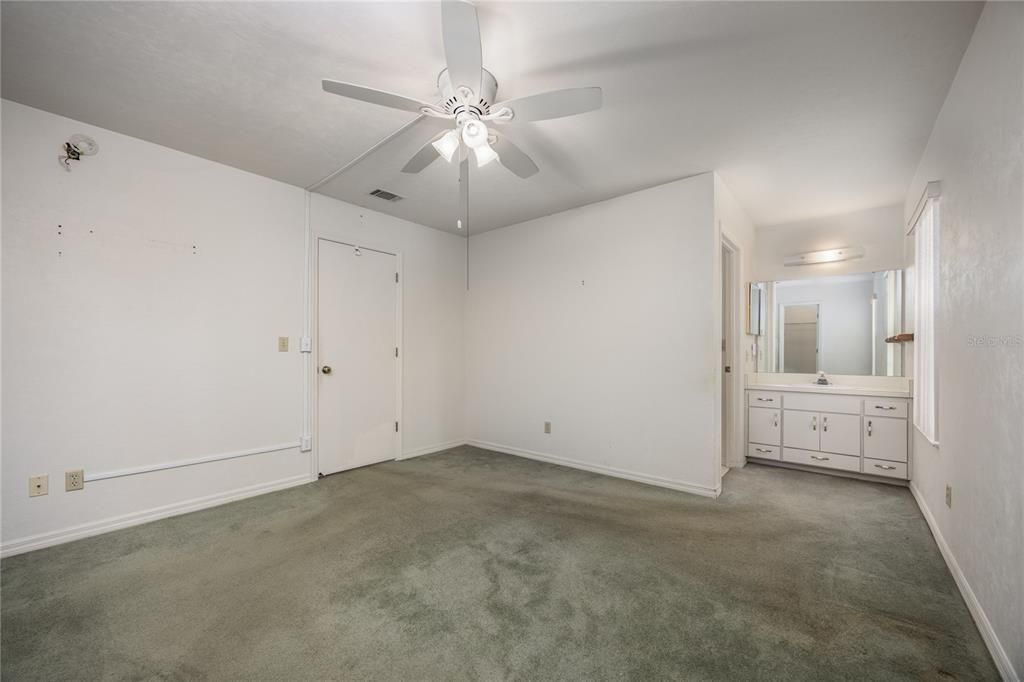 Active With Contract: $199,900 (2 beds, 2 baths, 1312 Square Feet)