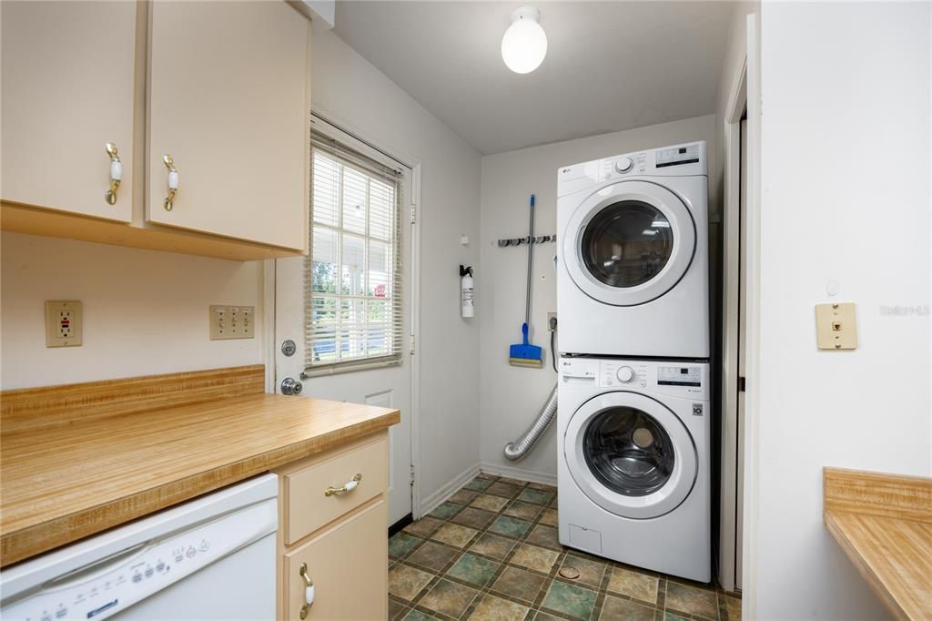 Active With Contract: $199,900 (2 beds, 2 baths, 1312 Square Feet)