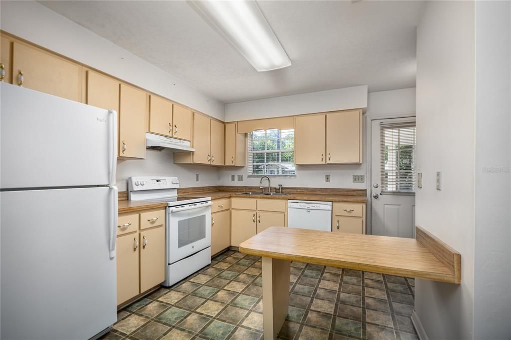 Active With Contract: $199,900 (2 beds, 2 baths, 1312 Square Feet)