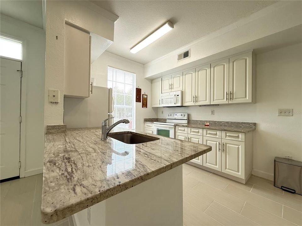 Active With Contract: $197,500 (1 beds, 1 baths, 904 Square Feet)