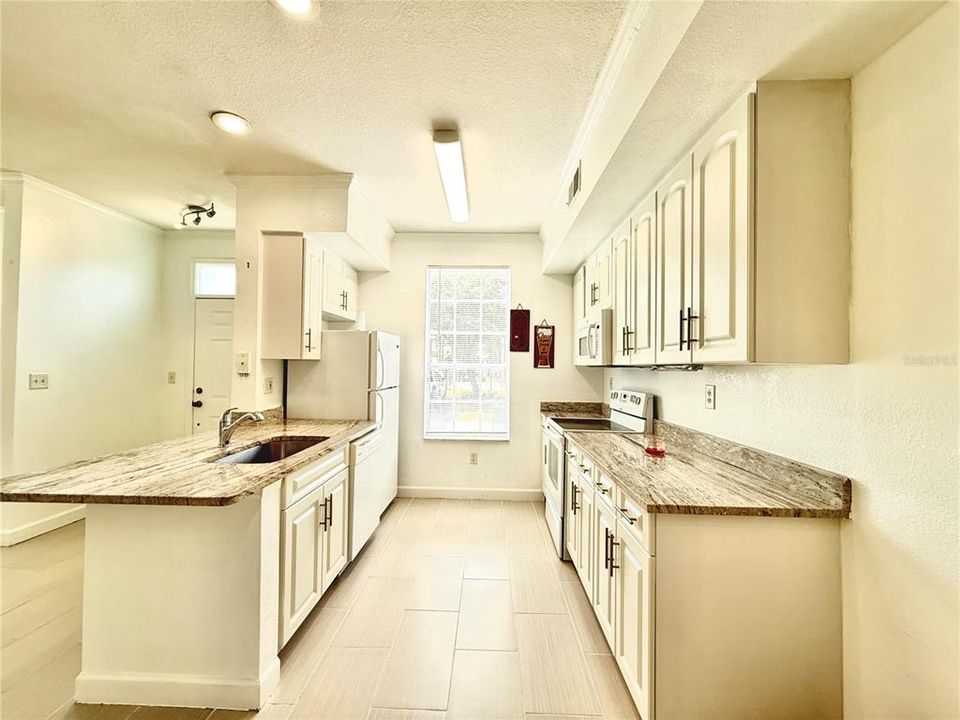 Active With Contract: $197,500 (1 beds, 1 baths, 904 Square Feet)