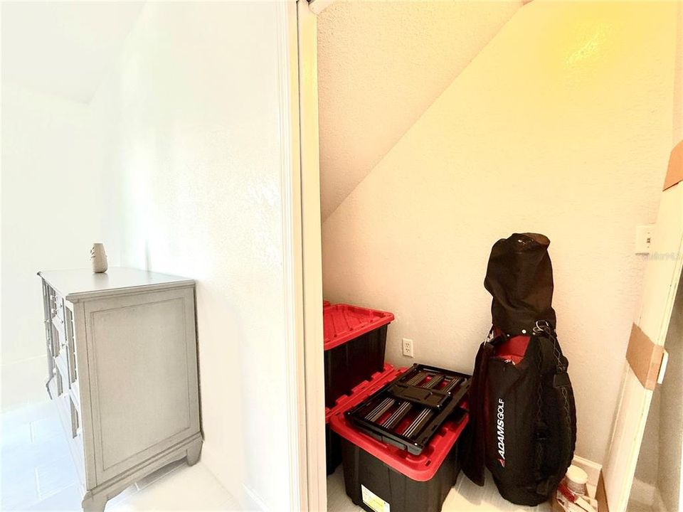 Active With Contract: $197,500 (1 beds, 1 baths, 904 Square Feet)