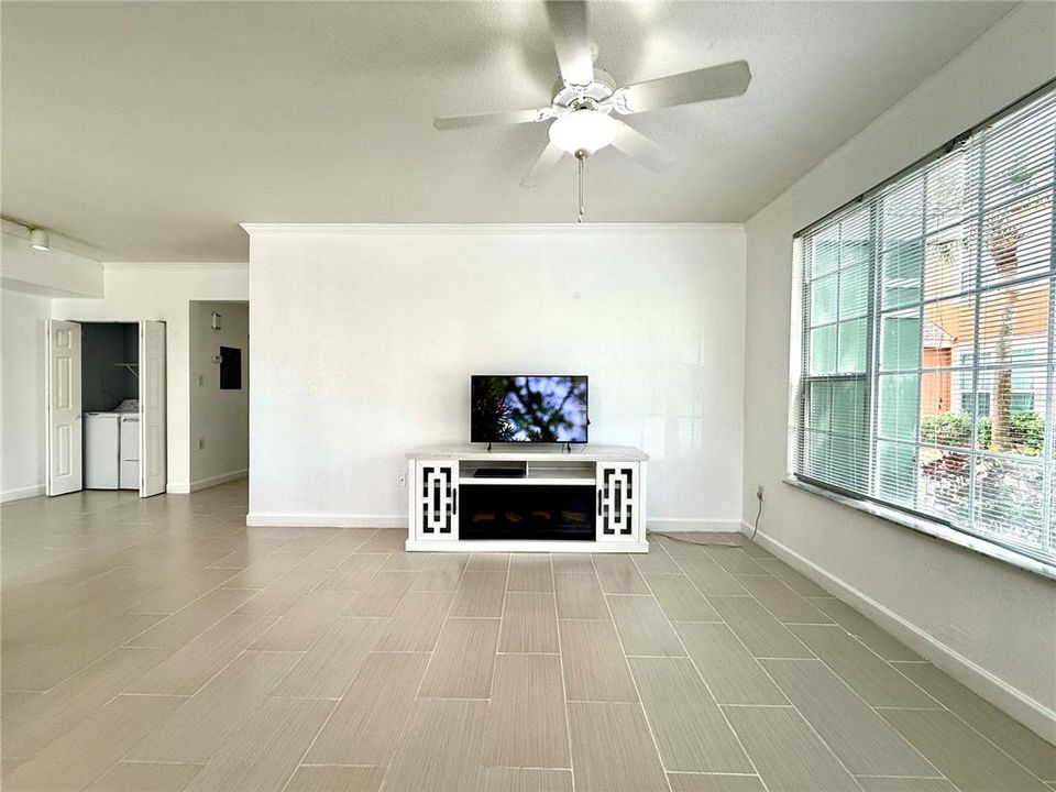 Active With Contract: $197,500 (1 beds, 1 baths, 904 Square Feet)