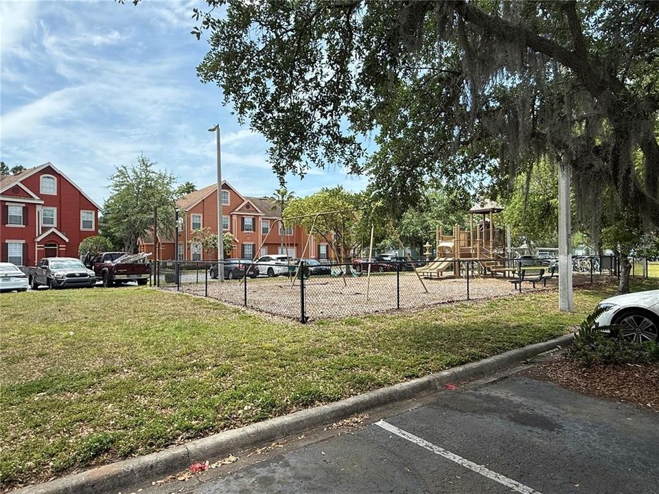 Active With Contract: $197,500 (1 beds, 1 baths, 904 Square Feet)
