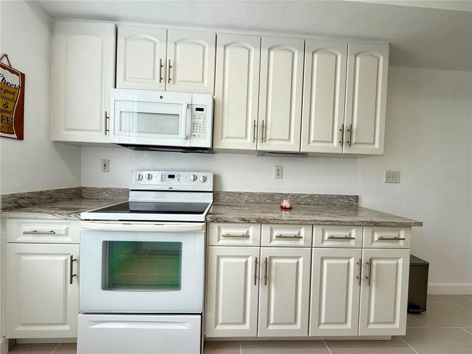 Active With Contract: $197,500 (1 beds, 1 baths, 904 Square Feet)