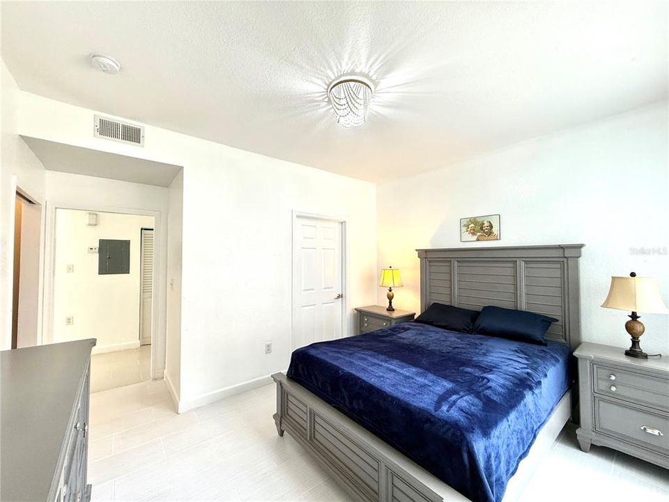 Active With Contract: $197,500 (1 beds, 1 baths, 904 Square Feet)