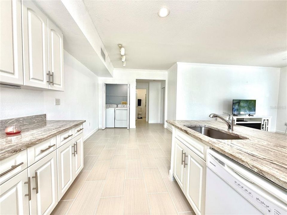 Active With Contract: $197,500 (1 beds, 1 baths, 904 Square Feet)