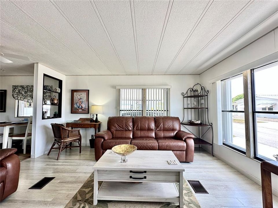 Active With Contract: $112,500 (2 beds, 1 baths, 600 Square Feet)