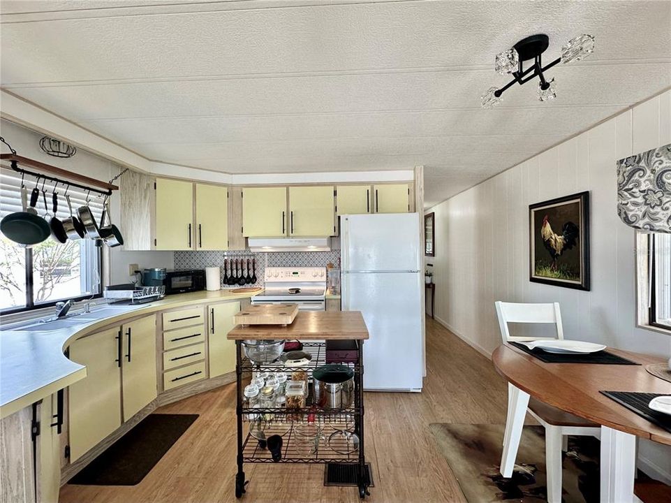 Active With Contract: $112,500 (2 beds, 1 baths, 600 Square Feet)