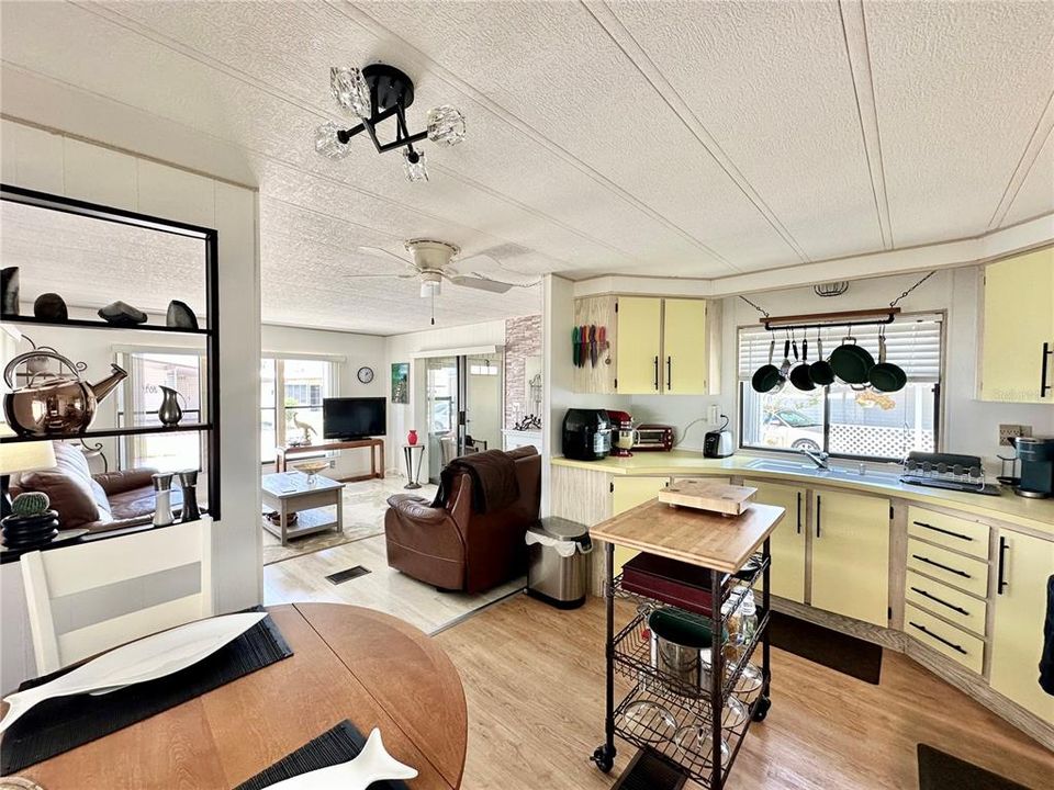 Active With Contract: $112,500 (2 beds, 1 baths, 600 Square Feet)