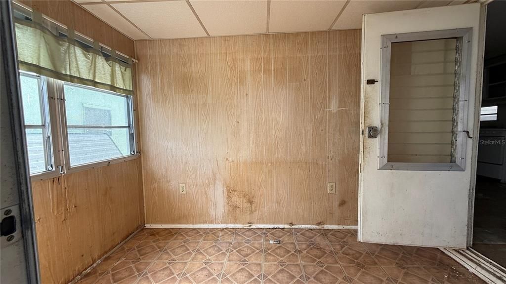 合同活跃: $50,000 (2 贝兹, 1 浴室, 500 平方英尺)