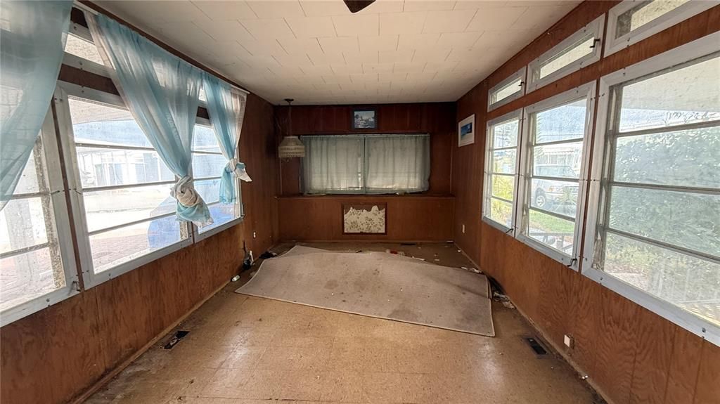 合同活跃: $50,000 (2 贝兹, 1 浴室, 500 平方英尺)