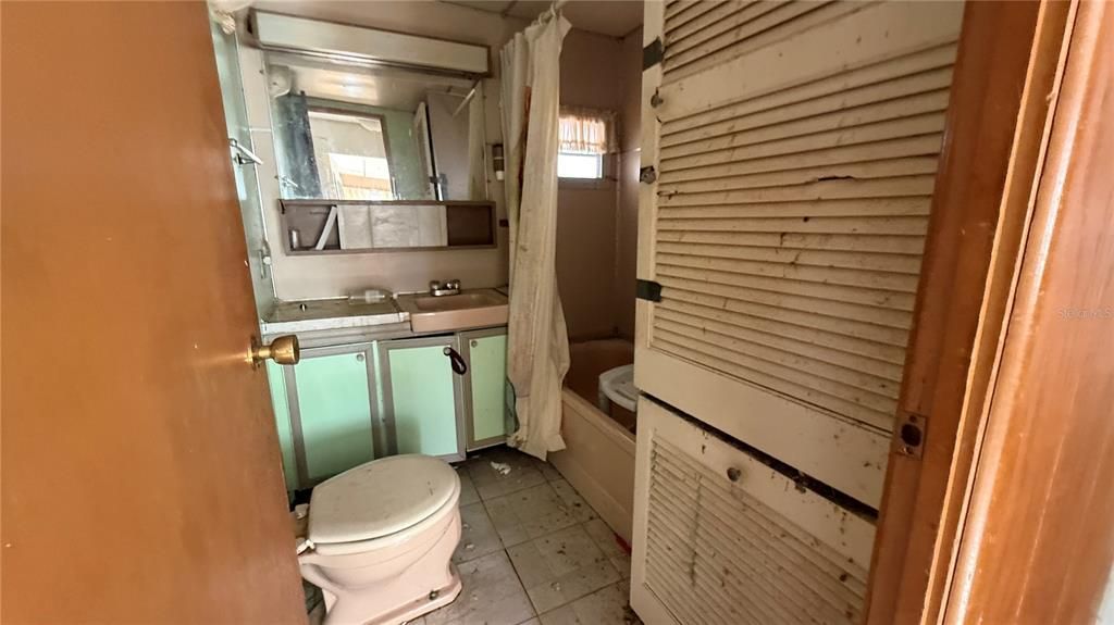 合同活跃: $50,000 (2 贝兹, 1 浴室, 500 平方英尺)