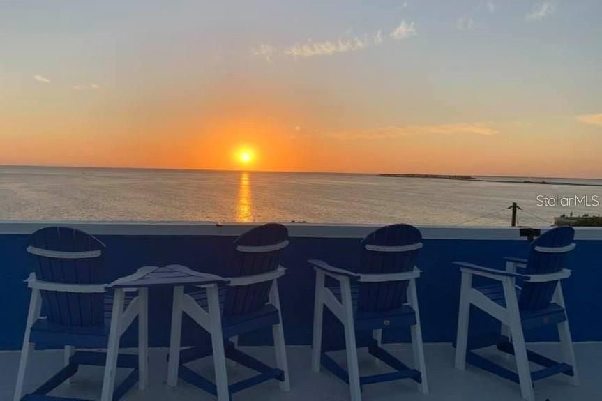 合同活跃: $985,000 (3 贝兹, 2 浴室, 1938 平方英尺)