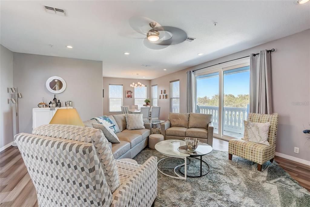 合同活跃: $985,000 (3 贝兹, 2 浴室, 1938 平方英尺)