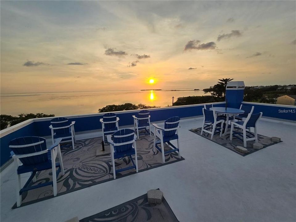 合同活跃: $985,000 (3 贝兹, 2 浴室, 1938 平方英尺)