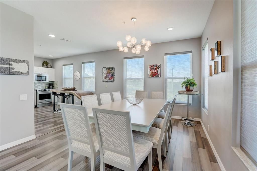 合同活跃: $985,000 (3 贝兹, 2 浴室, 1938 平方英尺)