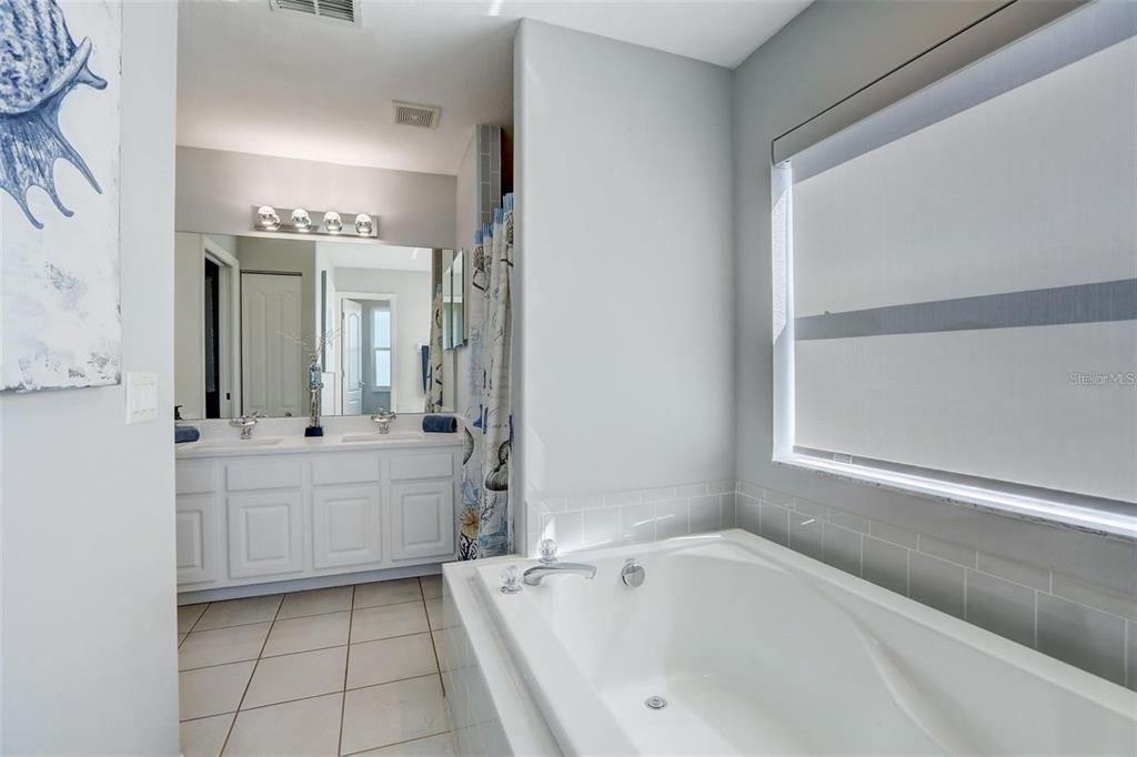 合同活跃: $985,000 (3 贝兹, 2 浴室, 1938 平方英尺)