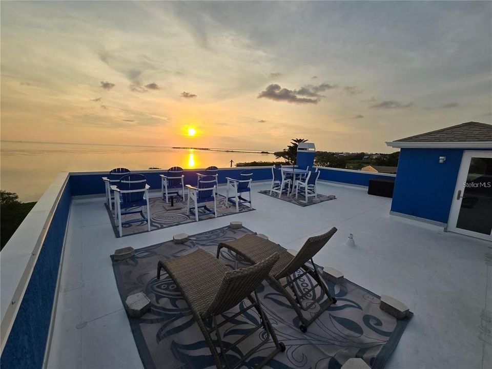 合同活跃: $985,000 (3 贝兹, 2 浴室, 1938 平方英尺)