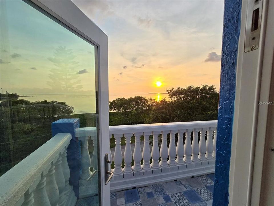 合同活跃: $985,000 (3 贝兹, 2 浴室, 1938 平方英尺)