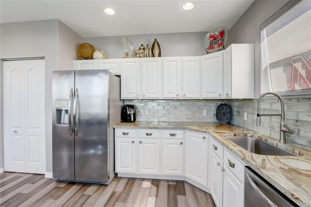 合同活跃: $985,000 (3 贝兹, 2 浴室, 1938 平方英尺)