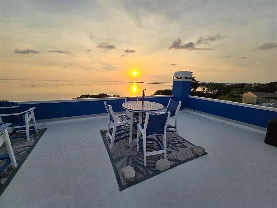 合同活跃: $985,000 (3 贝兹, 2 浴室, 1938 平方英尺)