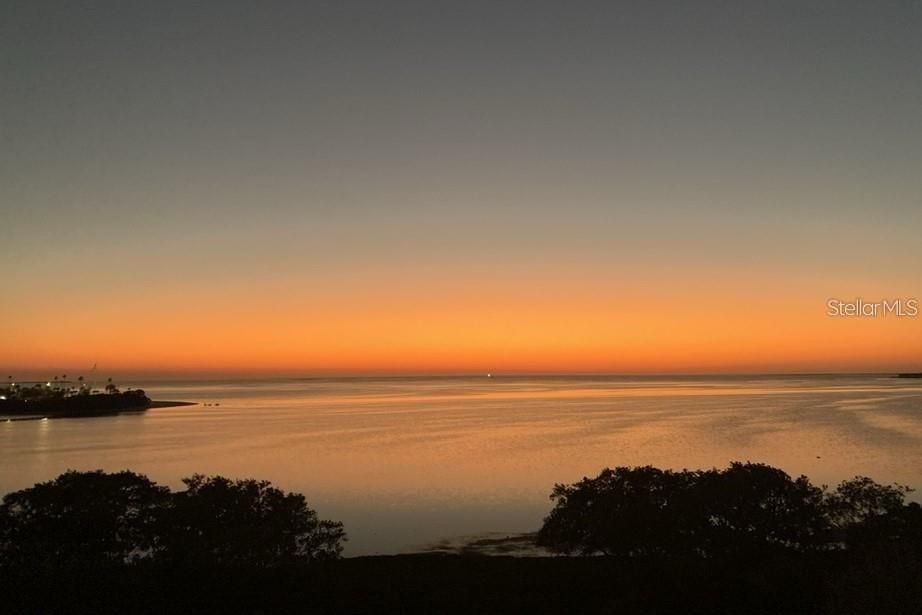 合同活跃: $985,000 (3 贝兹, 2 浴室, 1938 平方英尺)