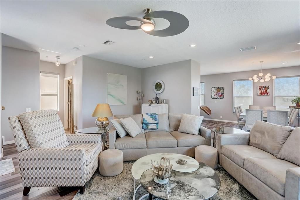 合同活跃: $985,000 (3 贝兹, 2 浴室, 1938 平方英尺)