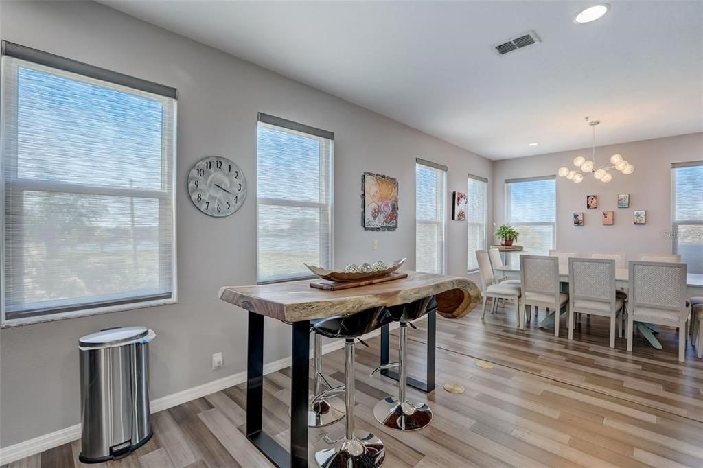 合同活跃: $985,000 (3 贝兹, 2 浴室, 1938 平方英尺)