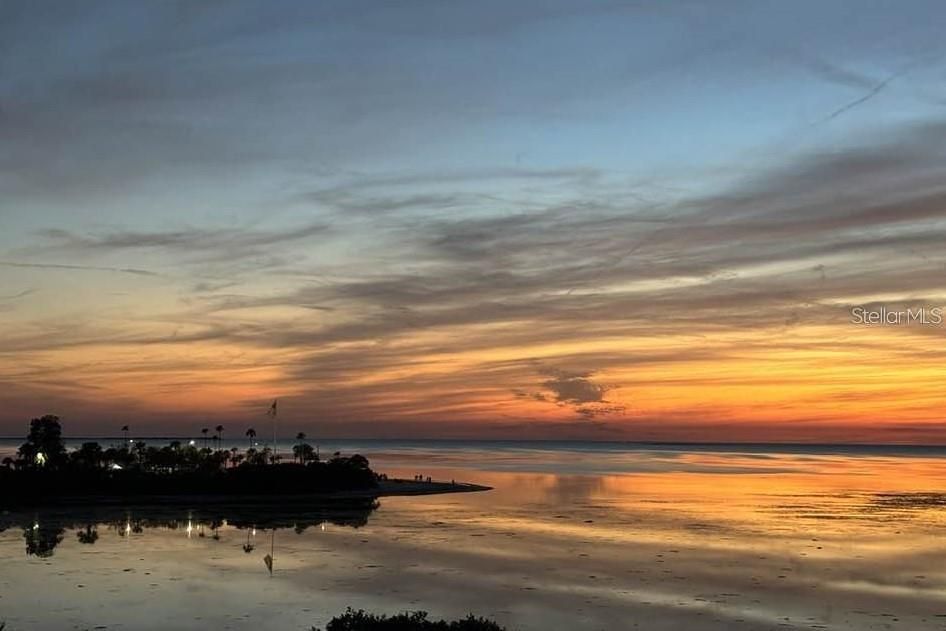 合同活跃: $985,000 (3 贝兹, 2 浴室, 1938 平方英尺)