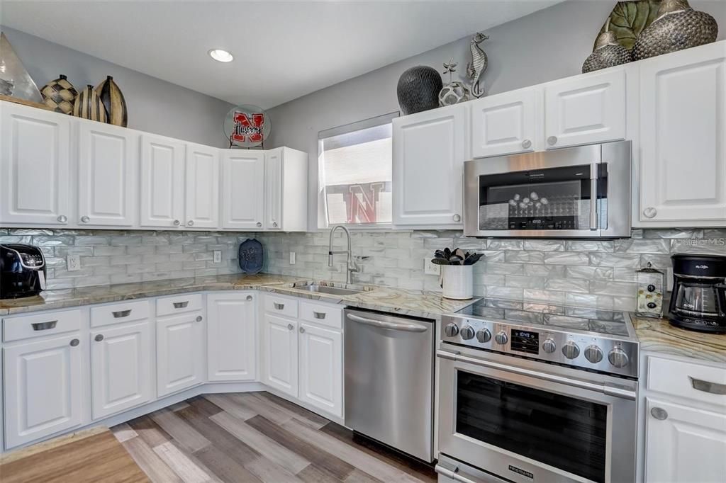 合同活跃: $985,000 (3 贝兹, 2 浴室, 1938 平方英尺)