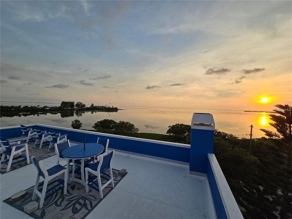 合同活跃: $985,000 (3 贝兹, 2 浴室, 1938 平方英尺)