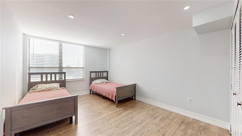 For Sale: $479,000 (2 beds, 2 baths, 1240 Square Feet)